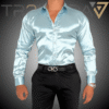 Camisa Satin Azul cielo hombre usando camisa satinada de color azul cielo