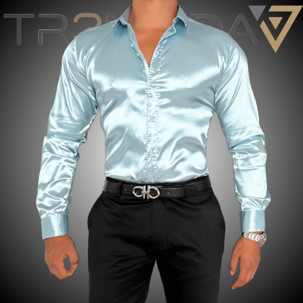 Camisa Satin Azul cielo hombre usando camisa satinada de color azul cielo