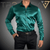 Camisa Satin Verde Esmeralda hombre usando camisa satinada de color verde esmeralda