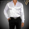 Camisa satin Blanco hombre usando camisa satinada de color blanco