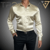 Camisa satin Dorado hombre usando camisa satinada de color dorado