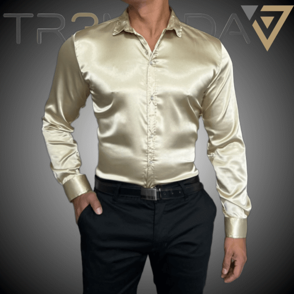 Camisa satin Dorado hombre usando camisa satinada de color dorado