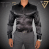 Camisa satin Negro hombre usando camisa satinada de color negro