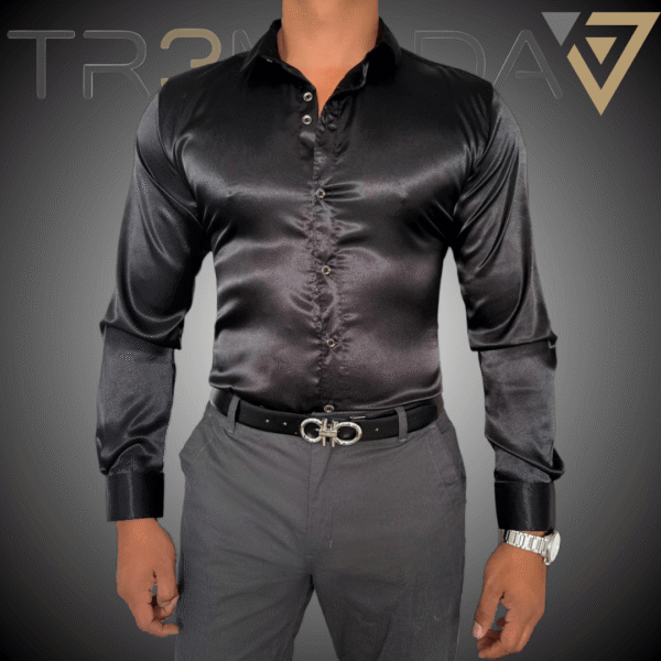 Camisa satin Negro hombre usando camisa satinada de color negro