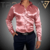 Camisa satin Palo de rosa hombre usando camisa satinada de color palo de rosa