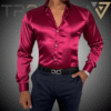 Camisa satin Vino tinto hombre usando camisa satinada de color vino tinto