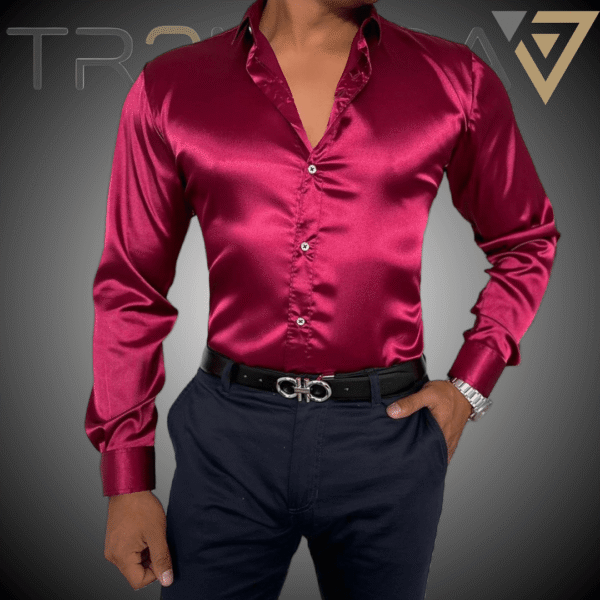 Camisa satin Vino tinto hombre usando camisa satinada de color vino tinto