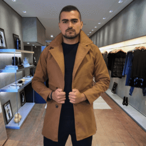 hombre luciendo Gaban Confort Slim de color marron