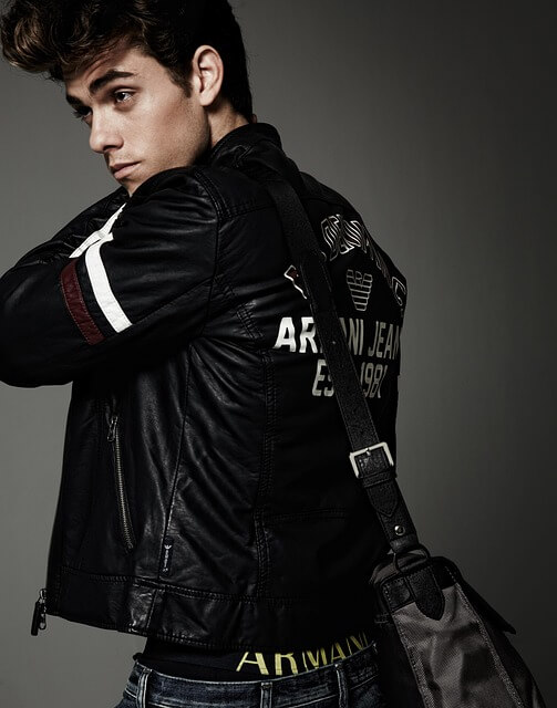 hombre de perfil izquierdo luciendo ropa de moda