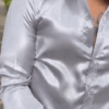 videocamisasatin-ezgif.com-video-to-gif-converter video de hombre luciendo camisa satinada de color blanco