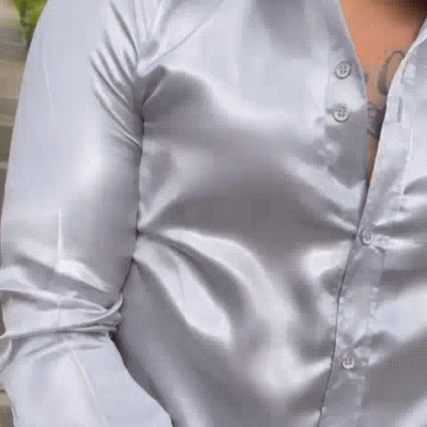 video de hombre luciendo camisa satinada de color blanco