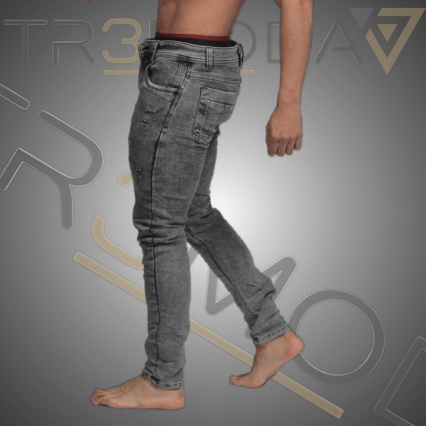 11 hombre usando jean tipo Skinin de color gris