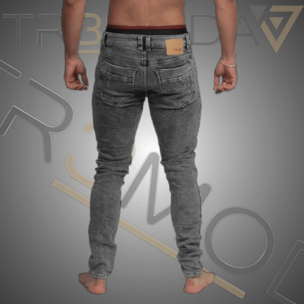 12 hombre usando jean tipo Skinin de color gris