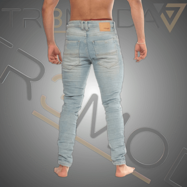 14 hombre usando jean tipo Skinin de color azul