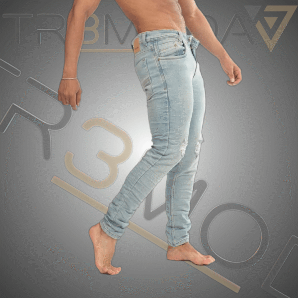 15 hombre usando jean tipo Skinin de color azul