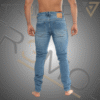 18 hombre usando jean tipo Skinin de color azul