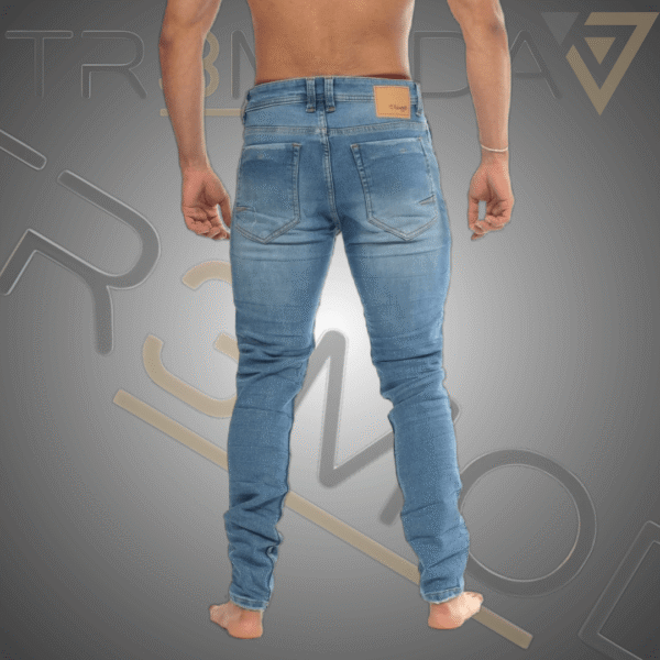 18 hombre usando jean tipo Skinin de color azul