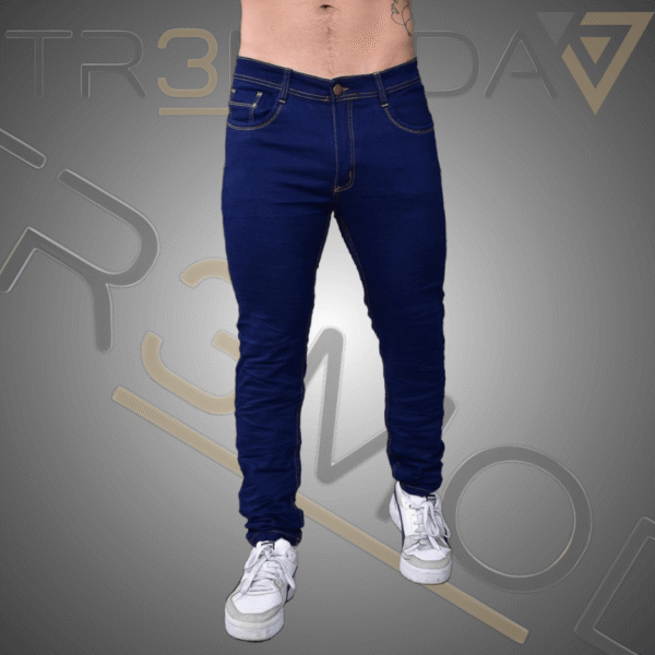 hombre usando jean tipo Skinin de color azul