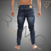 21 hombre usando jean tipo Skinin de color azul