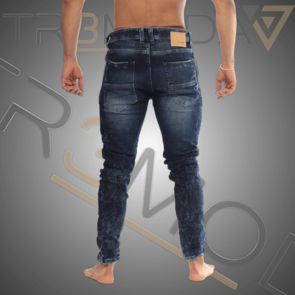 21 hombre usando jean tipo Skinin de color azul