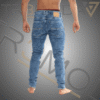 24 hombre usando jean tipo Skinin de color azul