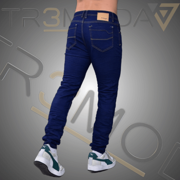 hombre usando jean tipo Skinin de color azul