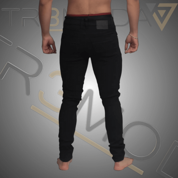8 hombre usando jean tipo Skinin de color negro