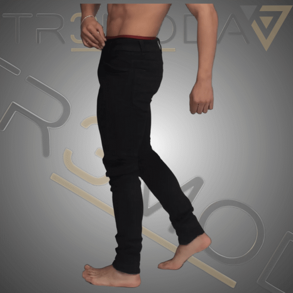 9 hombre usando jean tipo Skinin de color negro